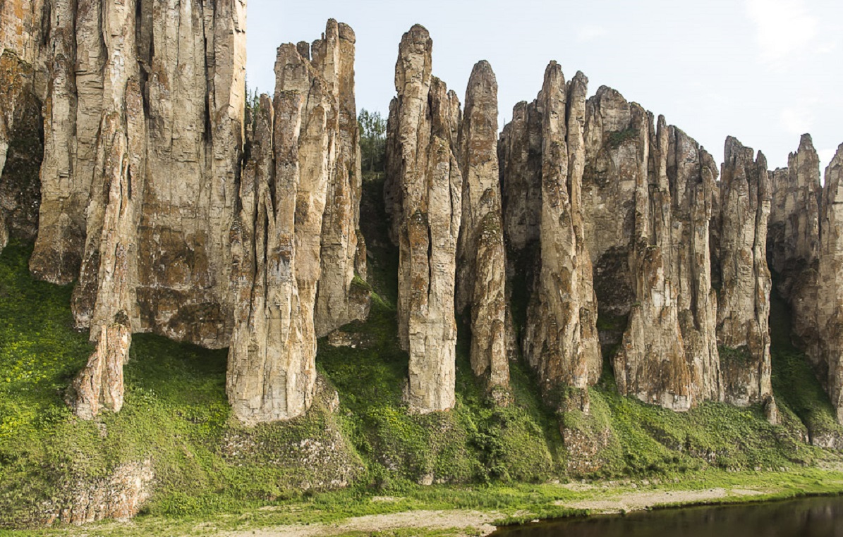 Какие есть природные памятники. Ленские столбы в Якутии. Природный парк Ленские столбы. Река Лена Ленские столбы. Ленские столбы каменный лес Якутии.